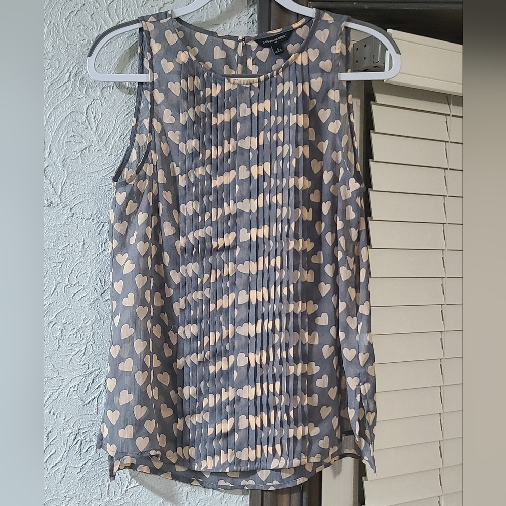 Banana Republic sleeveless blouse in gray with a pink/peach heart print